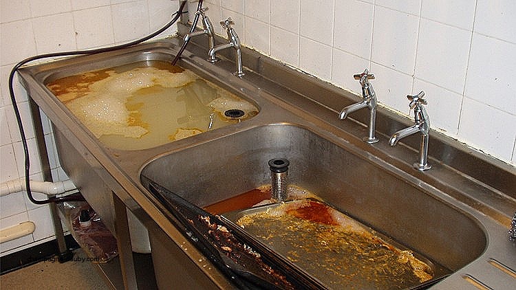 Kỹ thuật viên thông bồn rửa chén tại nhà khách hàng